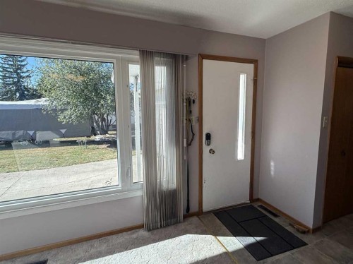 816 James Crescent, Hanna, AB - Indoor