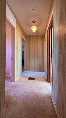 215 5 Avenue West, Hanna, AB - Indoor Photo Showing Other Room