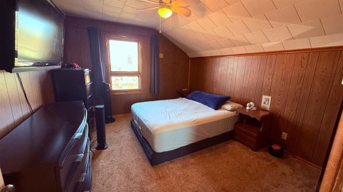 215 5 Avenue West, Hanna, AB - Indoor Photo Showing Bedroom