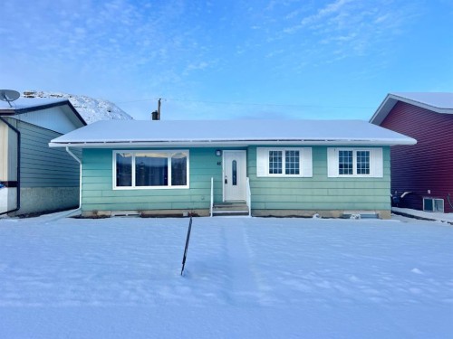 48 Hunts Crescent, Drumheller, AB - Outdoor