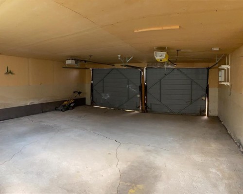 48 Hunts Crescent, Drumheller, AB - Indoor Photo Showing Garage