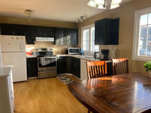 48 Hunts Crescent, Drumheller, AB - Indoor Photo Showing Kitchen