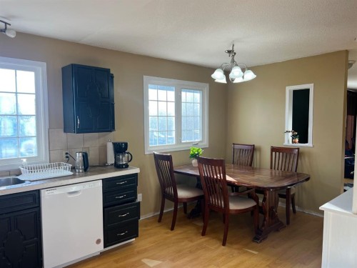 48 Hunts Crescent, Drumheller, AB - Indoor Photo Showing Dining Room