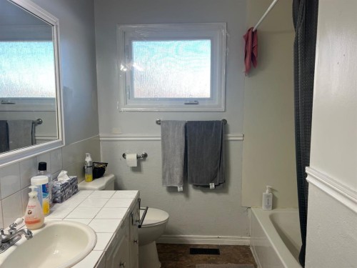 48 Hunts Crescent, Drumheller, AB - Indoor Photo Showing Bathroom
