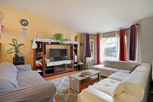 144 Upland Boulevard, Brooks, AB - Indoor Photo Showing Living Room