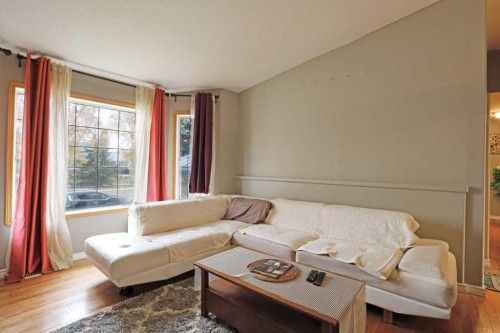 144 Upland Boulevard, Brooks, AB - Indoor Photo Showing Living Room