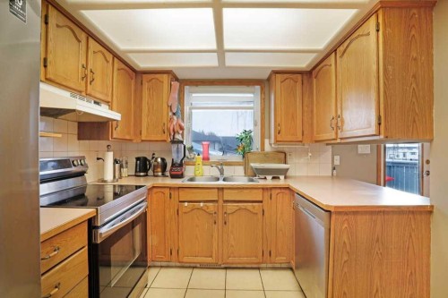 144 Upland Boulevard, Brooks, AB - Indoor Photo Showing Kitchen With Double Sink
