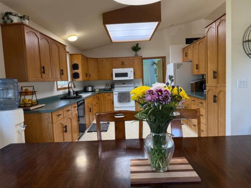 92 Beech Street, Drumheller, AB - Indoor Photo Showing Kitchen