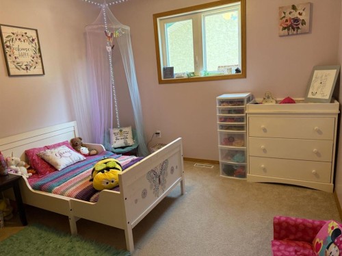 92 Beech Street, Drumheller, AB - Indoor Photo Showing Bedroom
