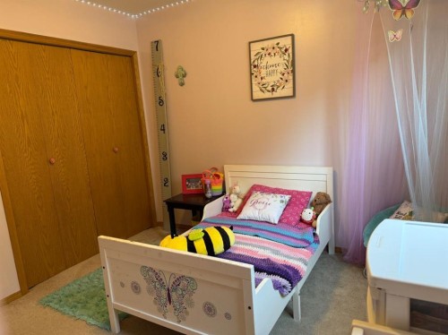 92 Beech Street, Drumheller, AB - Indoor Photo Showing Bedroom