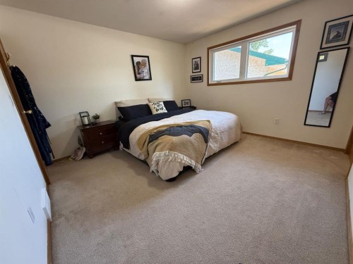 92 Beech Street, Drumheller, AB - Indoor Photo Showing Bedroom