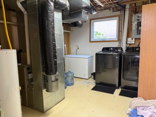 92 Beech Street, Drumheller, AB - Indoor Photo Showing Laundry Room