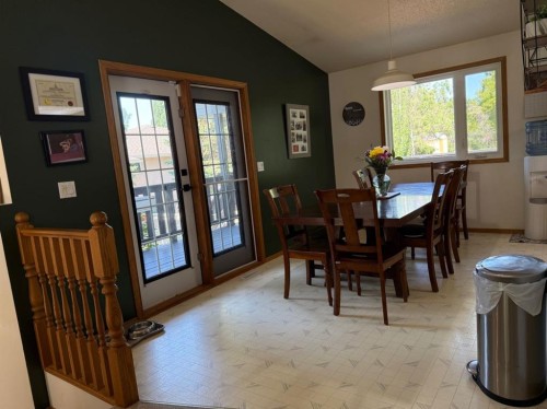 92 Beech Street, Drumheller, AB - Indoor Photo Showing Dining Room