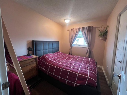 704 Bankview Drive, Drumheller, AB - Indoor Photo Showing Bedroom