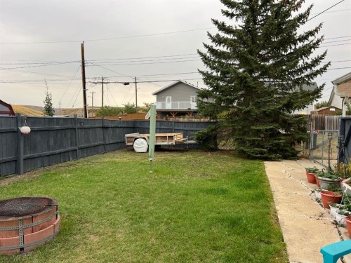 704 Bankview Drive, Drumheller, AB - Outdoor