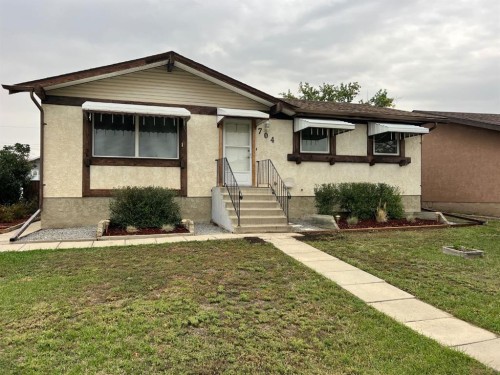 704 Bankview Drive, Drumheller, AB - Outdoor