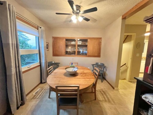 704 Bankview Drive, Drumheller, AB - Indoor Photo Showing Dining Room
