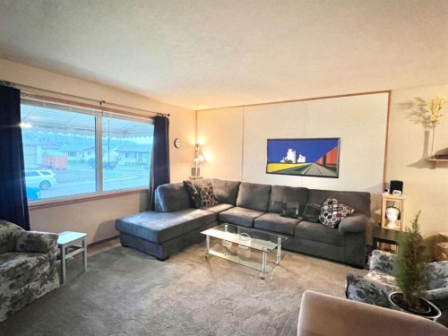 704 Bankview Drive, Drumheller, AB - Indoor Photo Showing Living Room