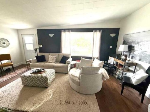 204B 9 Avenue Se, Drumheller, AB - Indoor Photo Showing Living Room