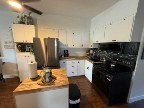 204B 9 Avenue Se, Drumheller, AB - Indoor Photo Showing Kitchen