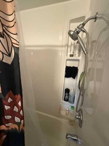 204B 9 Avenue Se, Drumheller, AB - Indoor Photo Showing Bathroom