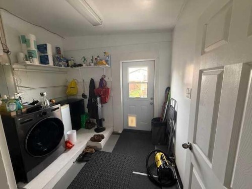 204B 9 Avenue Se, Drumheller, AB - Indoor Photo Showing Laundry Room