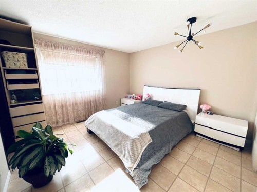 11 Lake Newell Crescent East, Brooks, AB - Indoor Photo Showing Bedroom