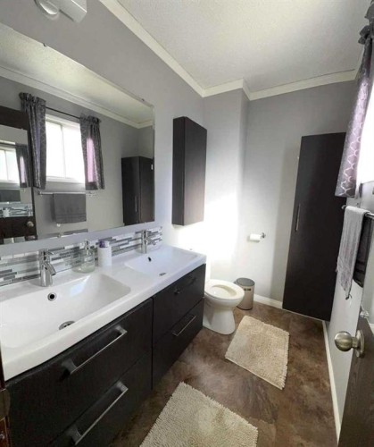 11 Lake Newell Crescent East, Brooks, AB - Indoor Photo Showing Bathroom