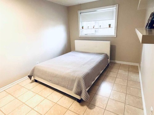 11 Lake Newell Crescent East, Brooks, AB - Indoor Photo Showing Bedroom