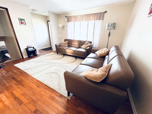 11 Lake Newell Crescent East, Brooks, AB - Indoor Photo Showing Living Room