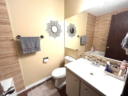 11 Lake Newell Crescent East, Brooks, AB - Indoor Photo Showing Bathroom