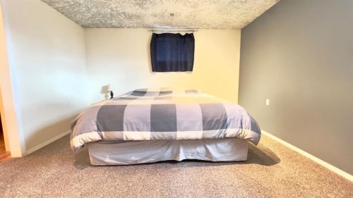 512 1St Avenue West, Hanna, AB - Indoor Photo Showing Bedroom
