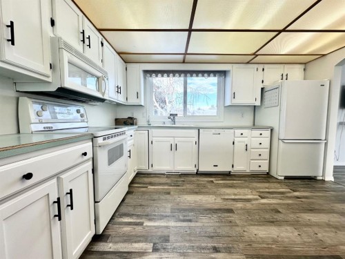 1120 2 Avenue East, Brooks, AB - Indoor Photo Showing Kitchen