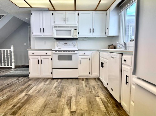 1120 2 Avenue East, Brooks, AB - Indoor Photo Showing Kitchen