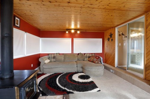 1120 2 Avenue East, Brooks, AB - Indoor Photo Showing Living Room