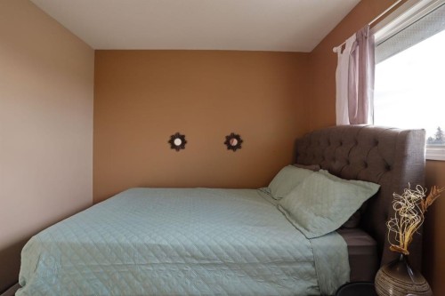 1120 2 Avenue East, Brooks, AB - Indoor Photo Showing Bedroom