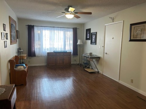 835 3 Avenue, Drumheller, AB - Indoor Photo Showing Other Room