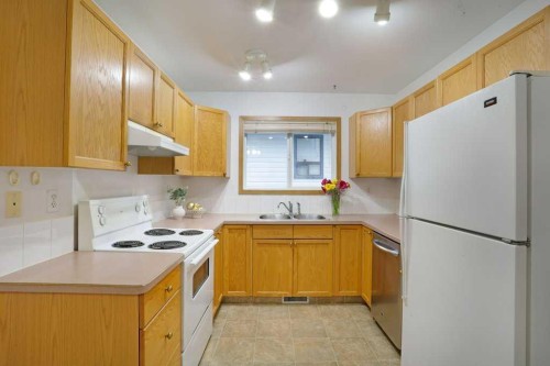 21 Pine Avenue West, Brooks, AB - Indoor Photo Showing Kitchen With Double Sink