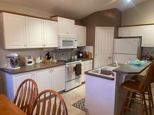 19 Prestwick Green Se, Calgary, AB - Indoor Photo Showing Kitchen