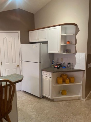 19 Prestwick Green Se, Calgary, AB - Indoor Photo Showing Kitchen