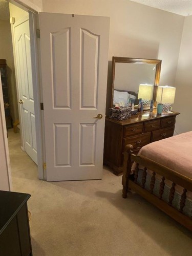 19 Prestwick Green Se, Calgary, AB - Indoor Photo Showing Bedroom