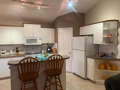 19 Prestwick Green Se, Calgary, AB - Indoor Photo Showing Kitchen
