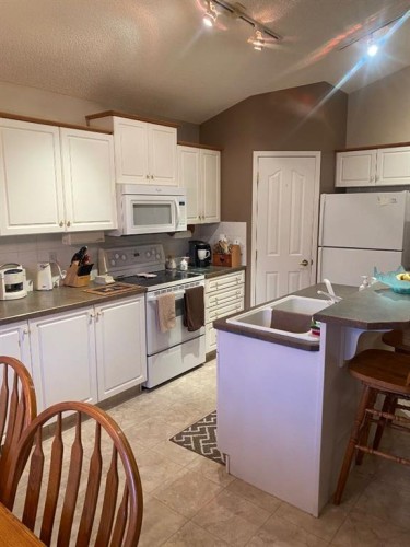 19 Prestwick Green Se, Calgary, AB - Indoor Photo Showing Kitchen With Double Sink