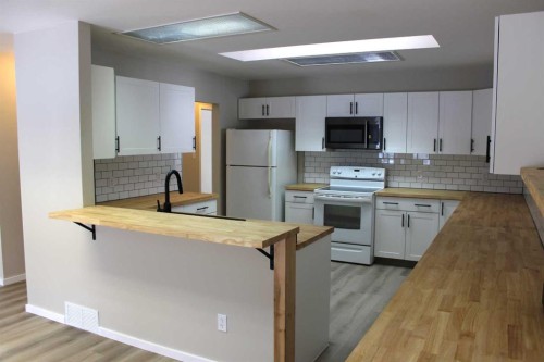 Blue Sign 114 145006 Cassils Rd Subdivision, Rural Newell, County Of, AB - Indoor Photo Showing Kitchen