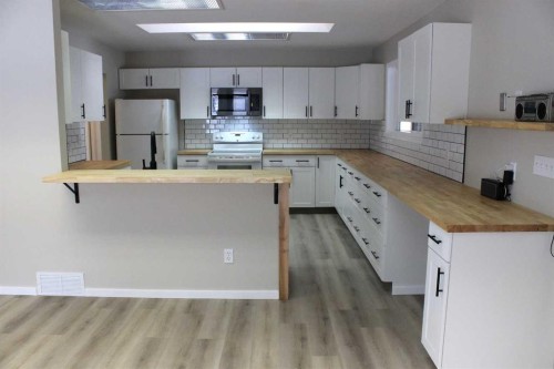 Blue Sign 114 145006 Cassils Rd Subdivision, Rural Newell, County Of, AB - Indoor Photo Showing Kitchen