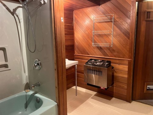 1914 North River Drive, Drumheller, AB - Indoor Photo Showing Bathroom