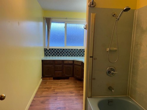 1914 North River Drive, Drumheller, AB - Indoor Photo Showing Bathroom