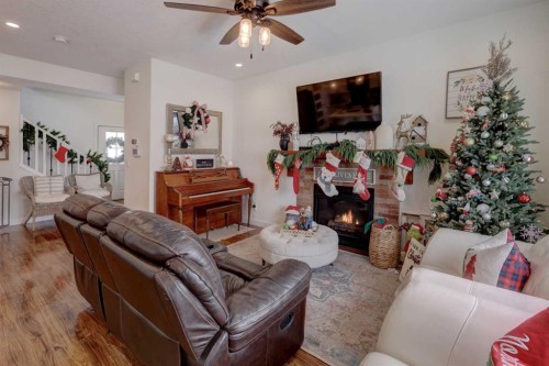 165 10 Avenue Se, Drumheller, AB - Indoor Photo Showing Living Room