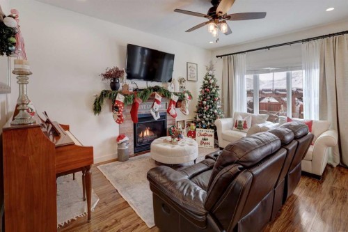 165 10 Avenue Se, Drumheller, AB - Indoor Photo Showing Living Room
