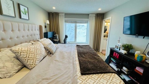 165 10 Avenue Se, Drumheller, AB - Indoor Photo Showing Bedroom